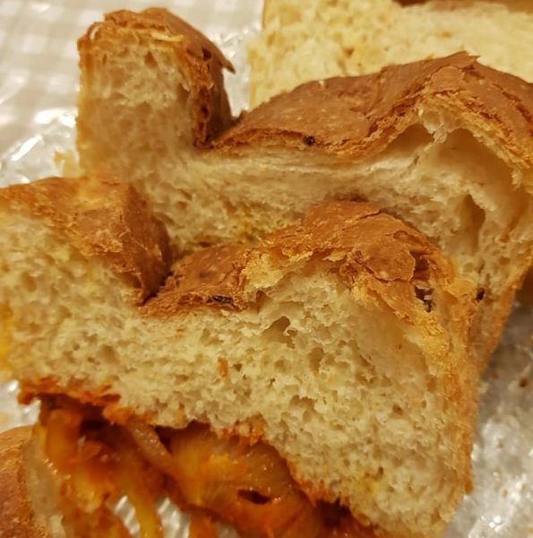 לחם בצל במילוי בצל מקורמל