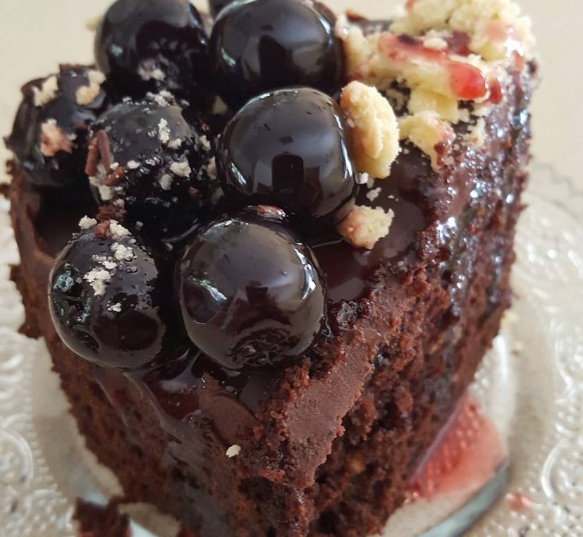 עוגת שוקולד בנגיעת פרג בציפוי גנאש ודובדבני אמרנה