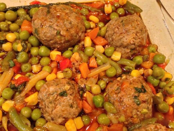 תבשיל קציצות בקר עם לקט ירקות
