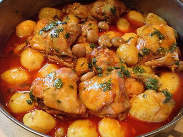 תבשיל עוף עם תפוחי אדמה קטנים ופטריות