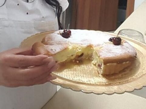 טארט גבינת עזים של פרומז' עם דובדבנים