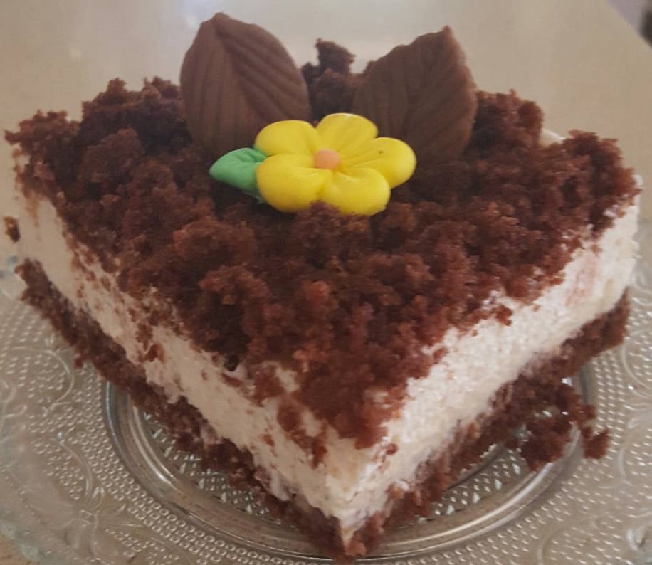 עוגת שמנת עם פירורי עוגת שוקולד