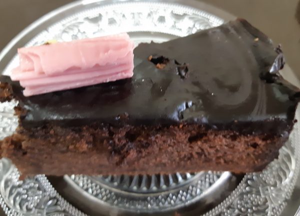 עוגת שוקולד חלווה ,קלה , בחושה ופרווה
