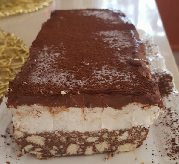 עוגת קרם קוקוס על בסיס כדורי שוקולד – פינוק מושלם