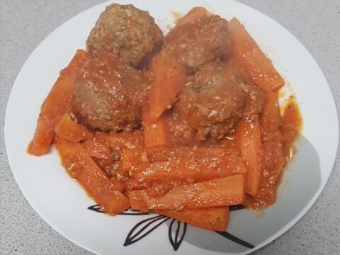 קציצות וגזר ברוטב עגבניות