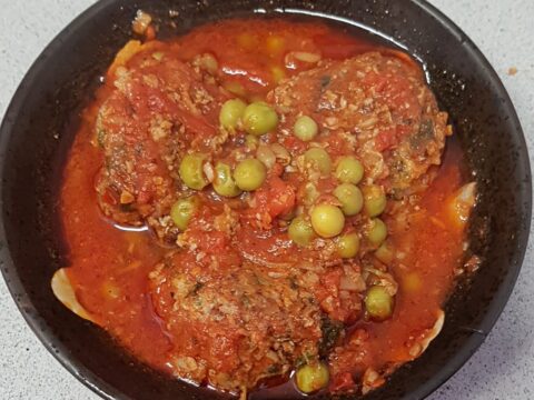 קציצות בשר וירקות עם אפונה ברוטב עגבניות