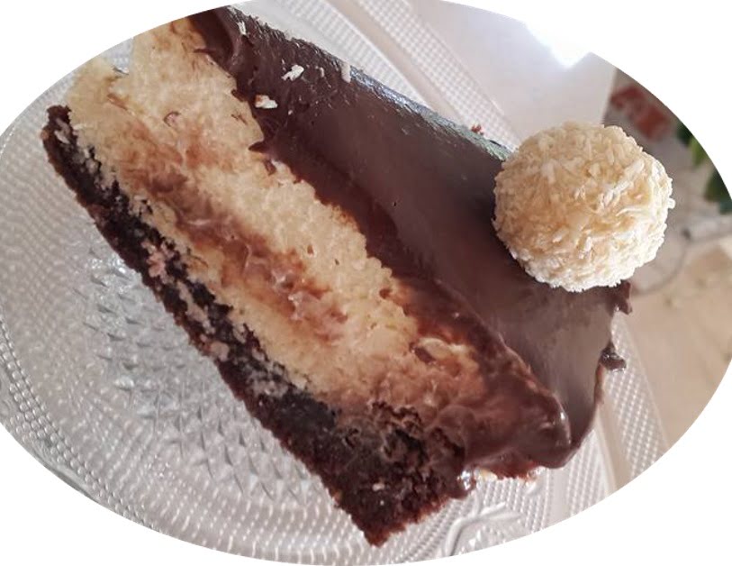 עוגת בראוניז עם שכבות של קוקוס, קצפת שוקולד לבן וגנאש מריר