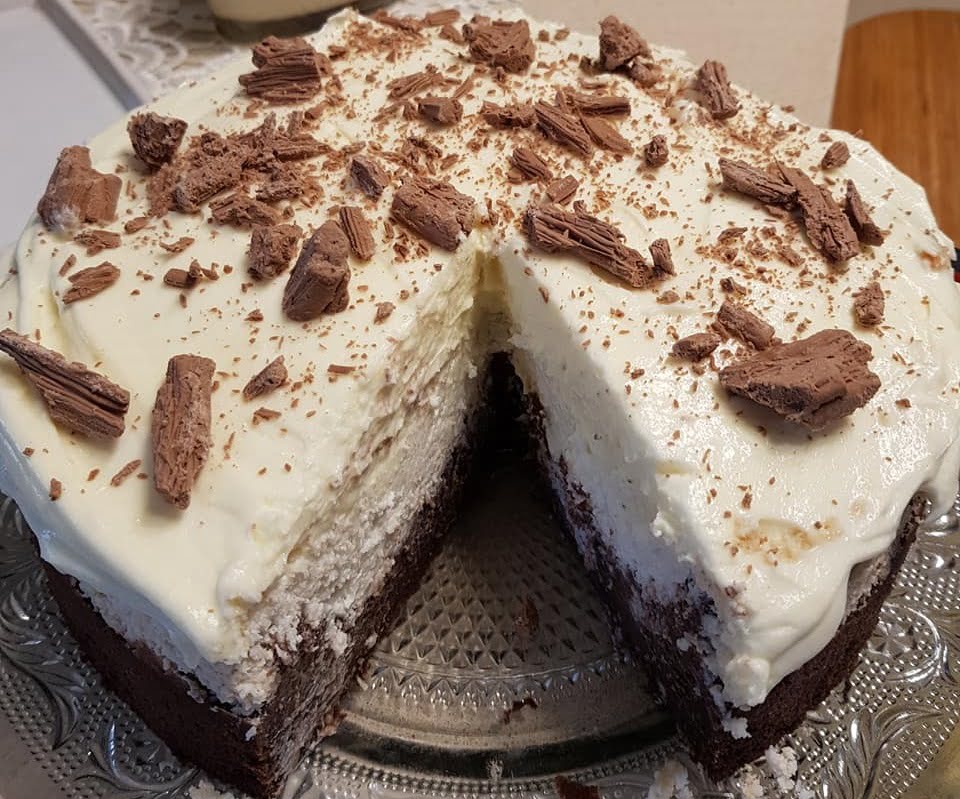 עוגת שוקולד יוגורט וקוקוס בציפוי שמנת מוקצפת עם שוקולד לבן