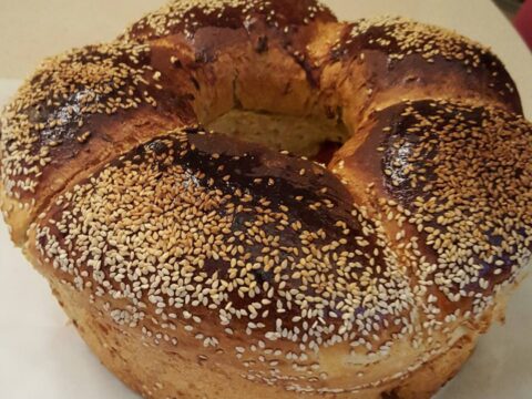 מאפה בצק שמרים במילוי חצילים קלויים וגבינת פטה