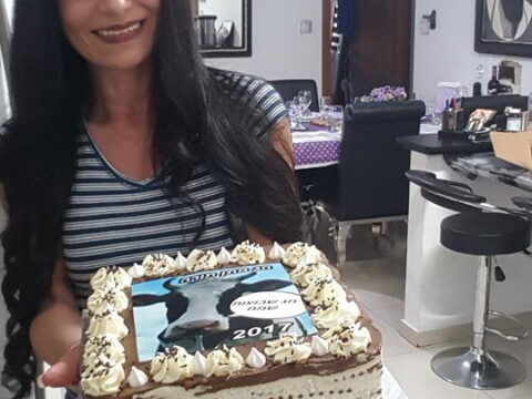 עוגת ביסקוויטים מעוצבת עם גבינת מסקרפונה וגבינה לבנה בציפוי גאנש שוקולד מריר
