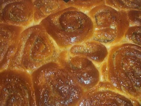 עוגות שמרים קינמון,שוקולד,אגוזים וריבת חלב עם אגוזי ברס