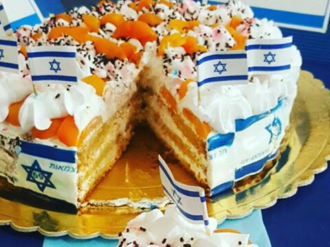 עוגת טורט פרווה 3 שכבות במילוי קצפת ומשמש