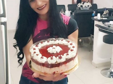 עוגת גבינה קרה בציפוי מרמלדה תותים ,ג'ילי וקצפת