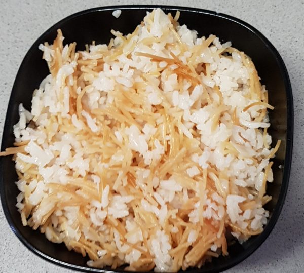 אורז עם איטריות ובצל מטוגן