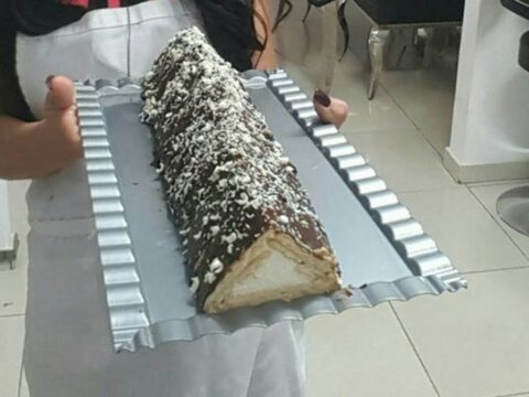 עוגת ביסקוויטים פירמידה במילוי גבינה וציפוי גנאש שוקולד