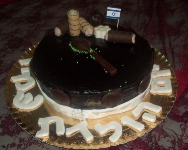 עוגה מעוצבת בבצק שוקולד מבושמת