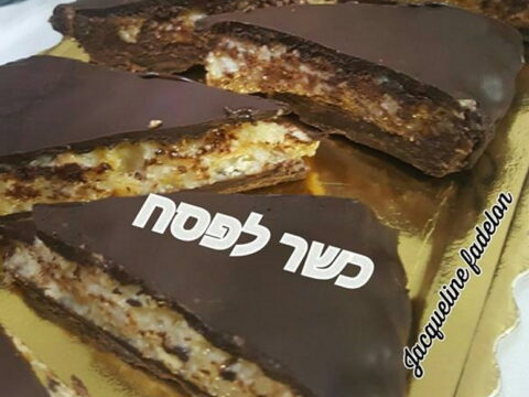 חטיף במילוי קוקוס פירורי עוגיות אגוזי מלך בציפוי שוקולד מריר כשר לפסח