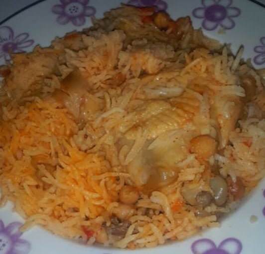 אורז אדום עם עוף וגרגירי חומוס