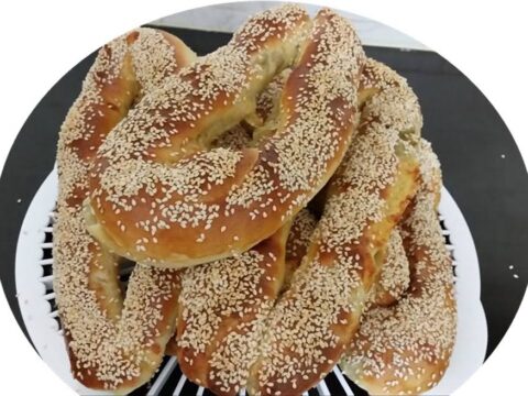 בייגלה ירושלמי במילוי גבינה צהובה וזיתים