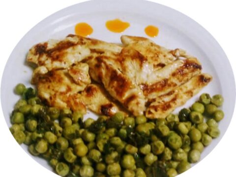 חזה עוף בשמן בזיליקום ואפונה עם עלי סלרי