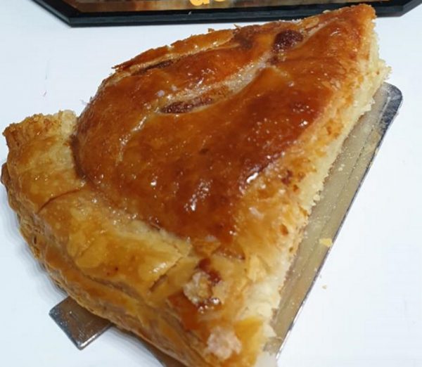 מאפה צרפתי בצק עלים חמאה במילוי קרם פראנג'יפן שקדים_מתכון של זקלין פדלון – מאסטר מתכונים