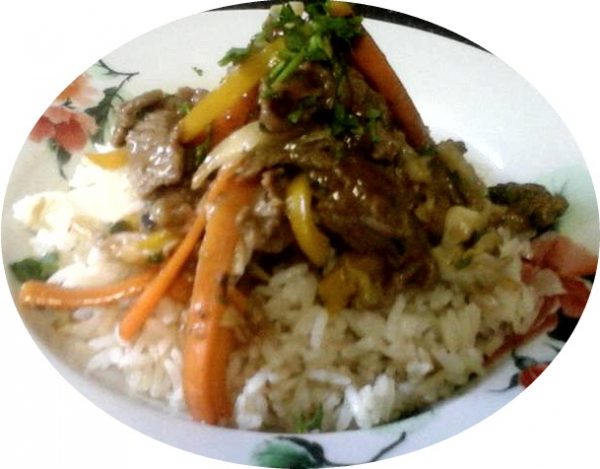 מוקפץ ירקות ובשר על אורז לבן