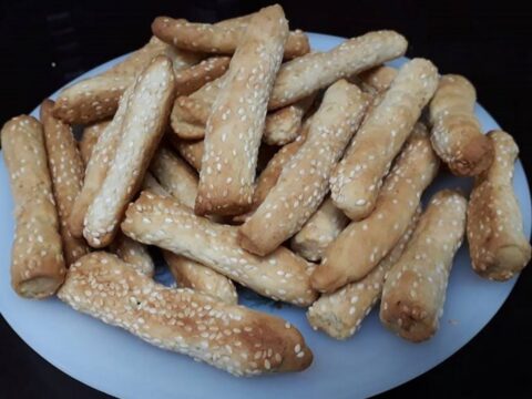 מקלות מלוחים מתפצפצים בפה