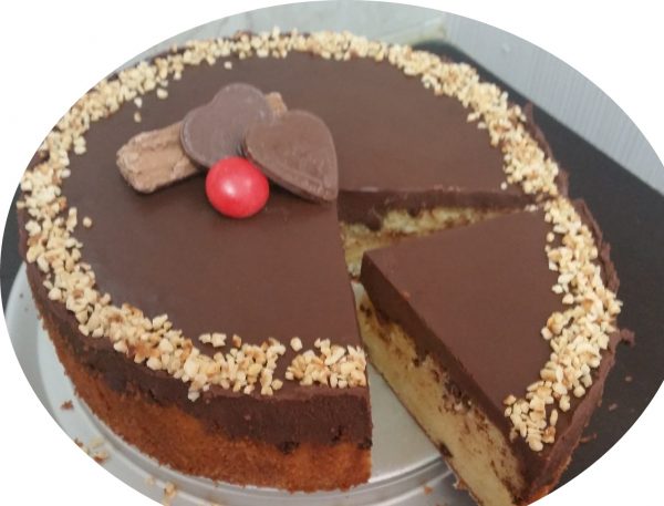 עוגה עם שכבות שוקולד מקופלת ושוקולד ציפס בחושה