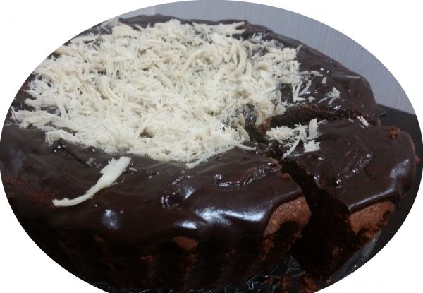 עוגה שוקולדית בחושה בציפוי גאנש שוקולד מריר ושערות חלווה