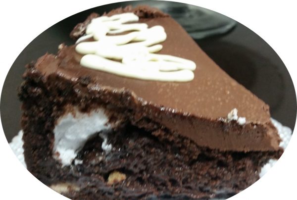 עוגה שוקולדית במילוי חטיפי קרמבו על תחתית עוגיות אוריאו בציפוי גאנש שוקולד בחושה