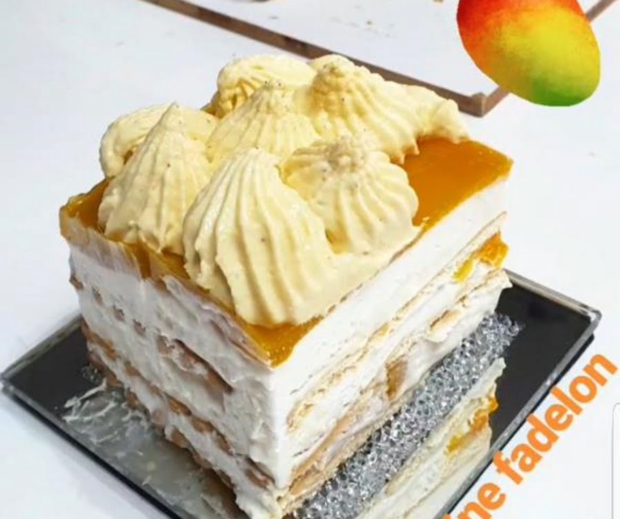 עוגת ביסקוויטים במילוי גבינת מסקרפונה קצפת חלב מרוכז עם מנגו וציפוי מנגו