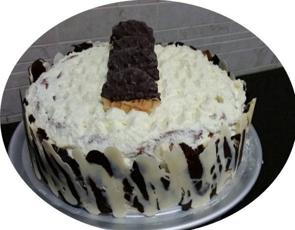 עוגת גבינה אפויה עם גדר שוקולד