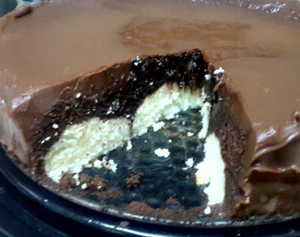 עוגת כדורי גבינה וקוקוס עם עוגת שוקולד