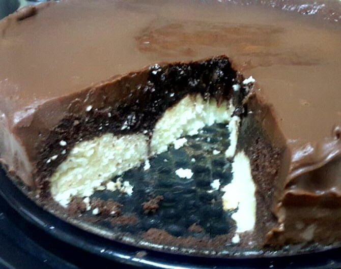 עוגת כדורי גבינה וקוקוס עם עוגת שוקולד