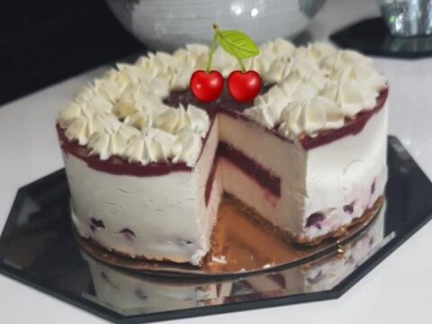 עוגת מוס גבינה לבנה וגבינת מסקרפונה עם שוקולד לבן במילוי וציפוי דובדבנים