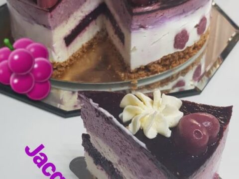 עוגת מוס גבינת קרה עם מוס פירות יער ובמלית וציפוי פירות יער