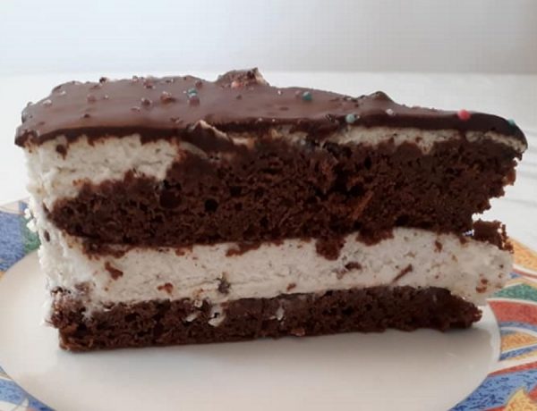 עוגת שוקולד במילוי קרם קצפת וניל
