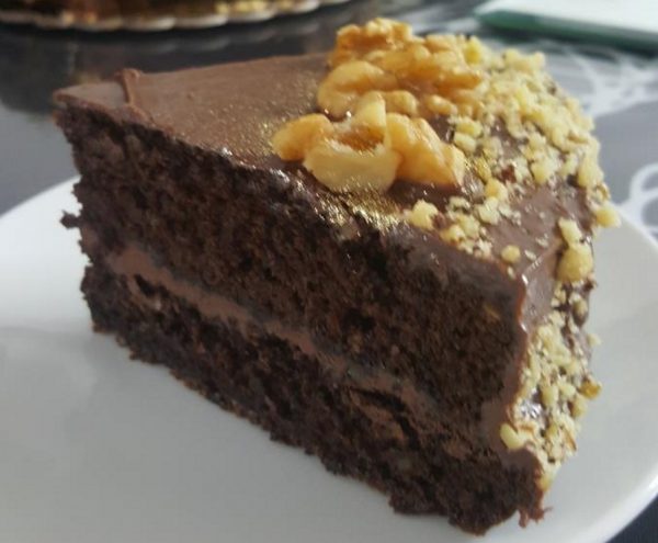 עוגת שוקולד עם אגוזי מלך במילוי וציפוי ממרח פסק זמן