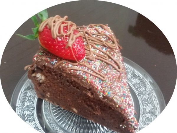 עוגת שוקולדית טחינה במילוי חטיפי שוקולד