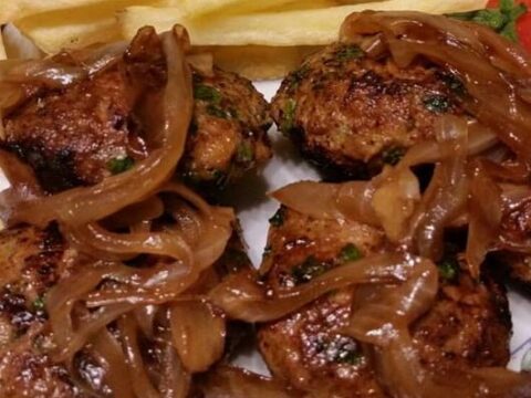 קציצות במחבת עם בצל,צ'יפס אפוי לצד סלט ירקות