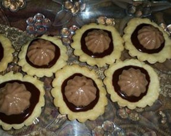 תחתיות בצק פריך במילוי גנאג' שוקולד ושקדים טחונים