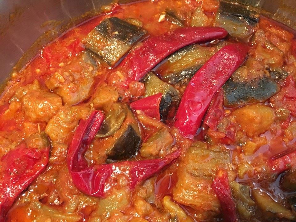 תבשיל חצילים ברוטב עגבניות ופלפלים מרוקאי אסלי
