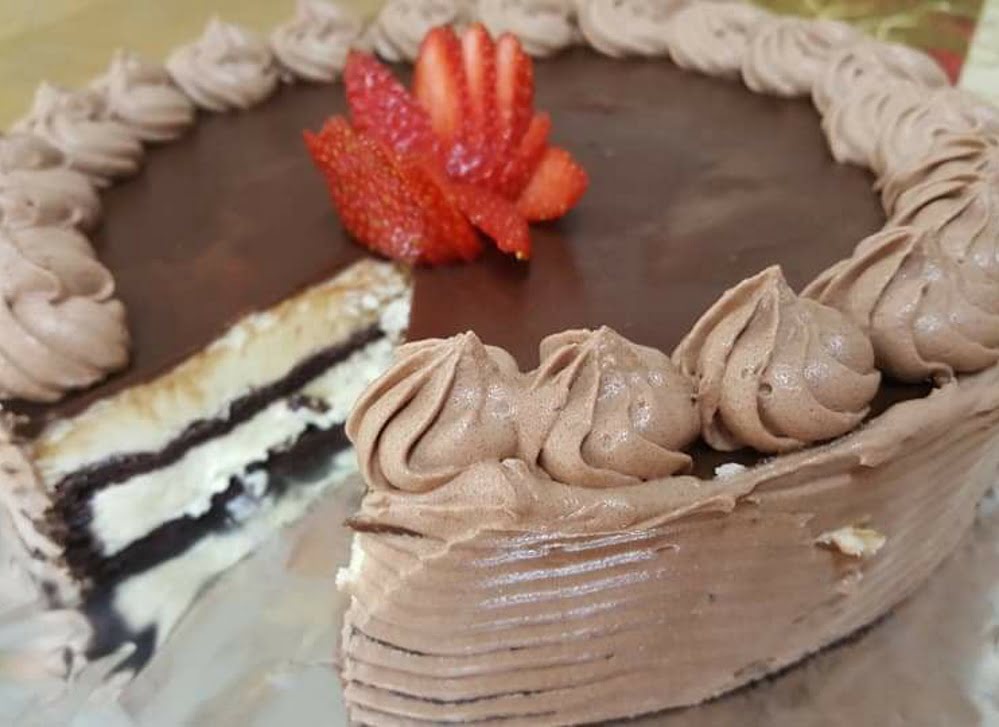 עוגת שכבות עם שמנת מתוקה ושוקולד