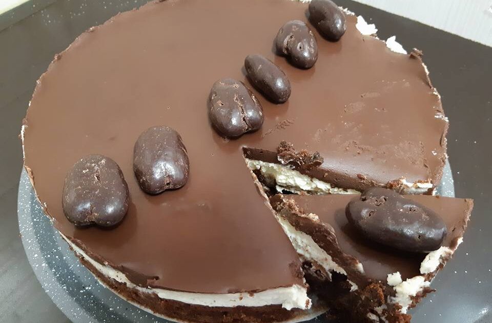 עוגת שוקולד ושקדים בציפוי קצפת וגאנש פרווה ללא גלוטן (כשרה לפסח)