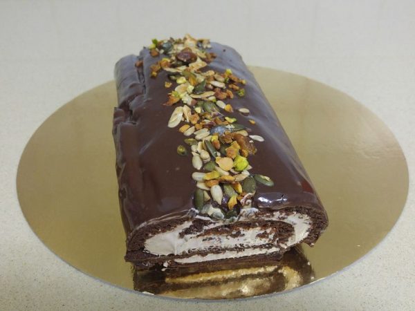 רולדת דבש-שוקולד במילוי קרם בציפוי גנאש שוקולד ופירורי פיסטוק וגרעינים