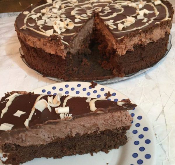 עוגת טריפל שוקולד מלאה בשוקולד