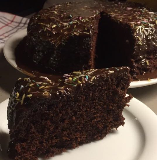 עוגת שוקולד מלאה שוקולד במיקרוגל