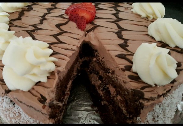 עוגת שוקולד שכבות שמנת מתוקה ושוקולד בסירופ נס קפה