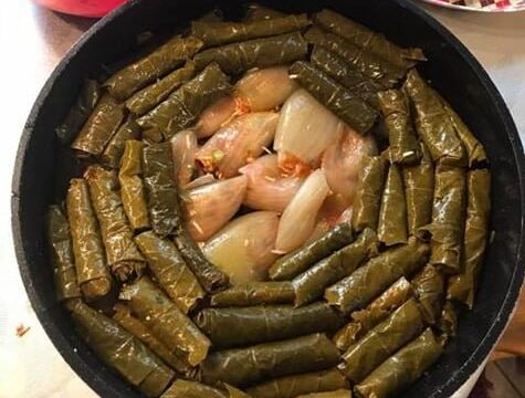עלי גפן ובצלים ממולאים