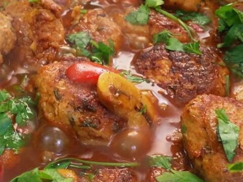 קציצות עוף מטוגנות ומבושלות ברוטב מעלף